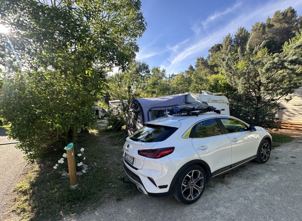 Emplacement caravane ombrage riez camping