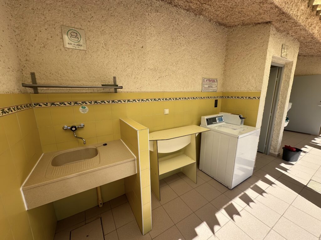 coin buanderie camping rose de provence