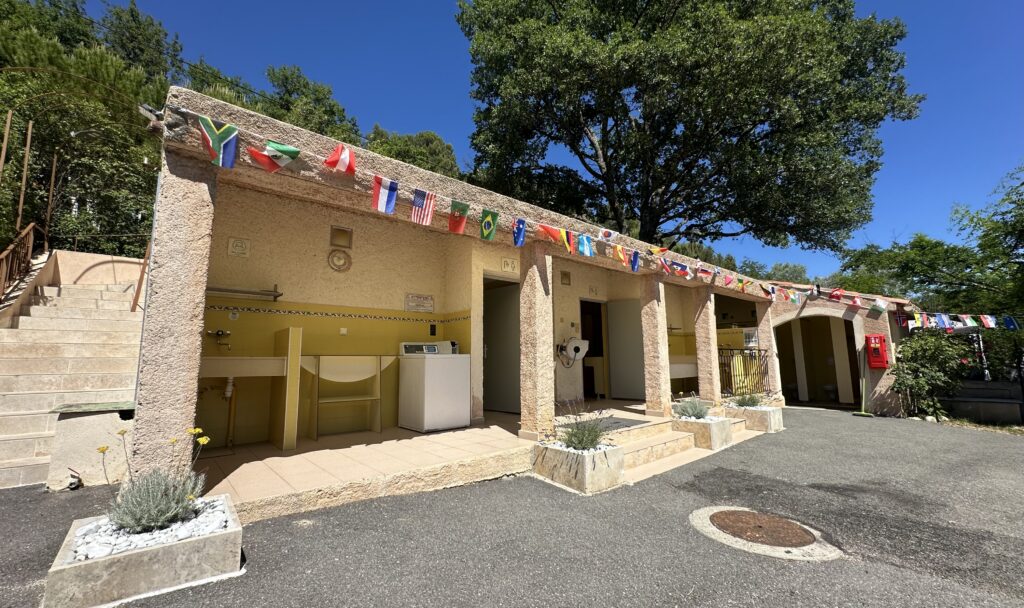 joli sanitaire camping riez